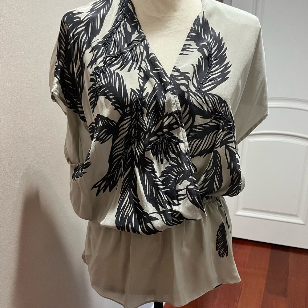 Gorgeous Grayish/silver with black details